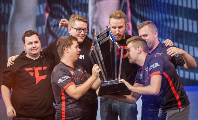 CSGO比赛：被Mouz摁在替补席的w0xic正在准备转会