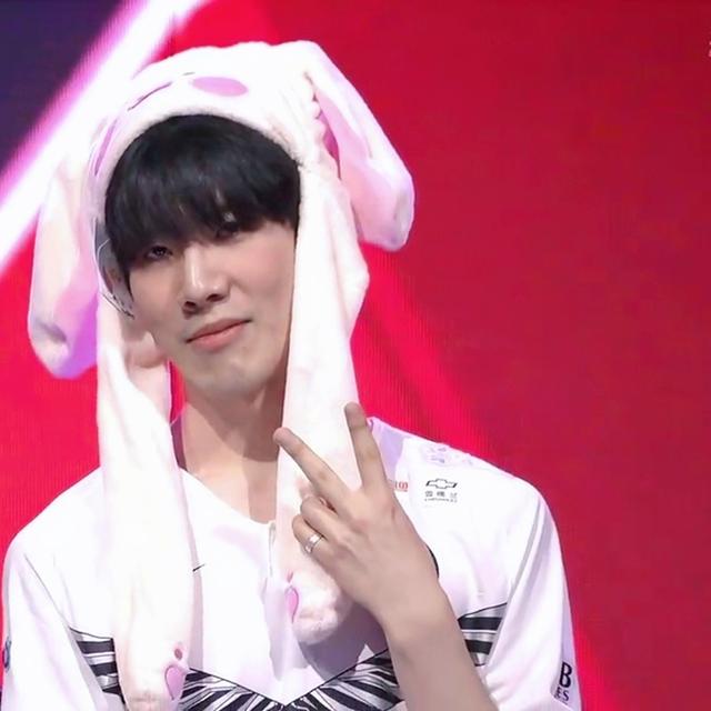 在今日对战RNG的第一局比赛中，在大龙团战敌方先手发难寒冰射出大招击中Beichuan